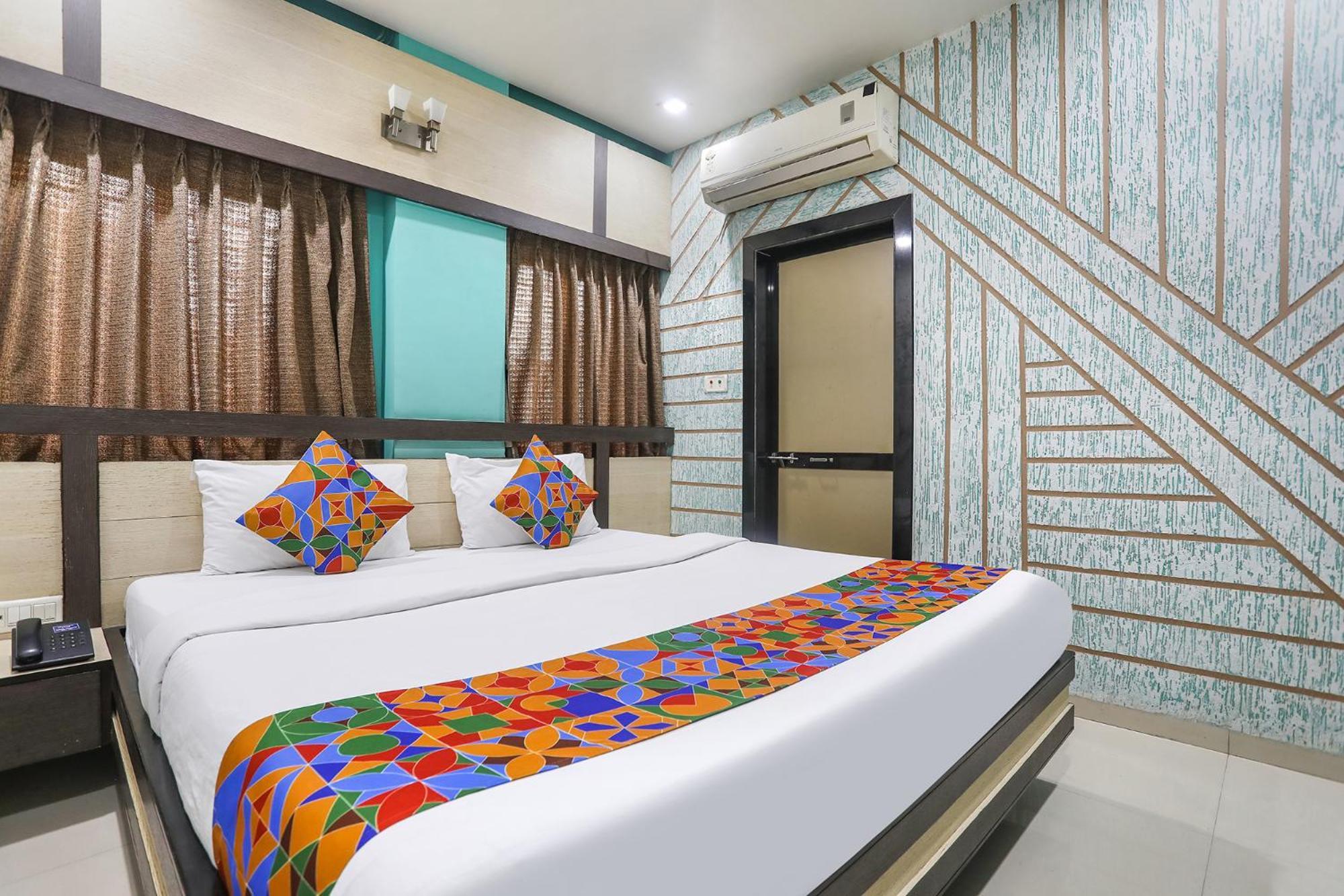 סוראט Hotel Merit מראה חיצוני תמונה