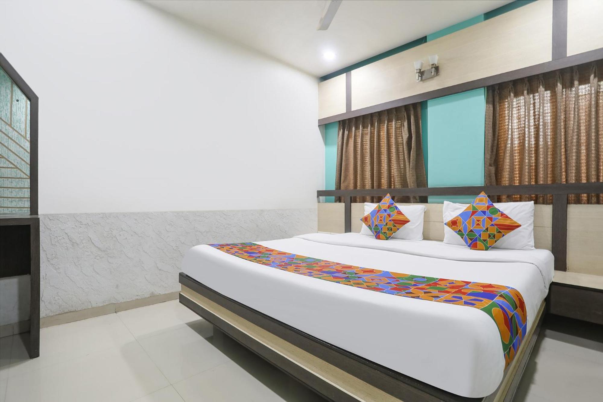 סוראט Hotel Merit מראה חיצוני תמונה