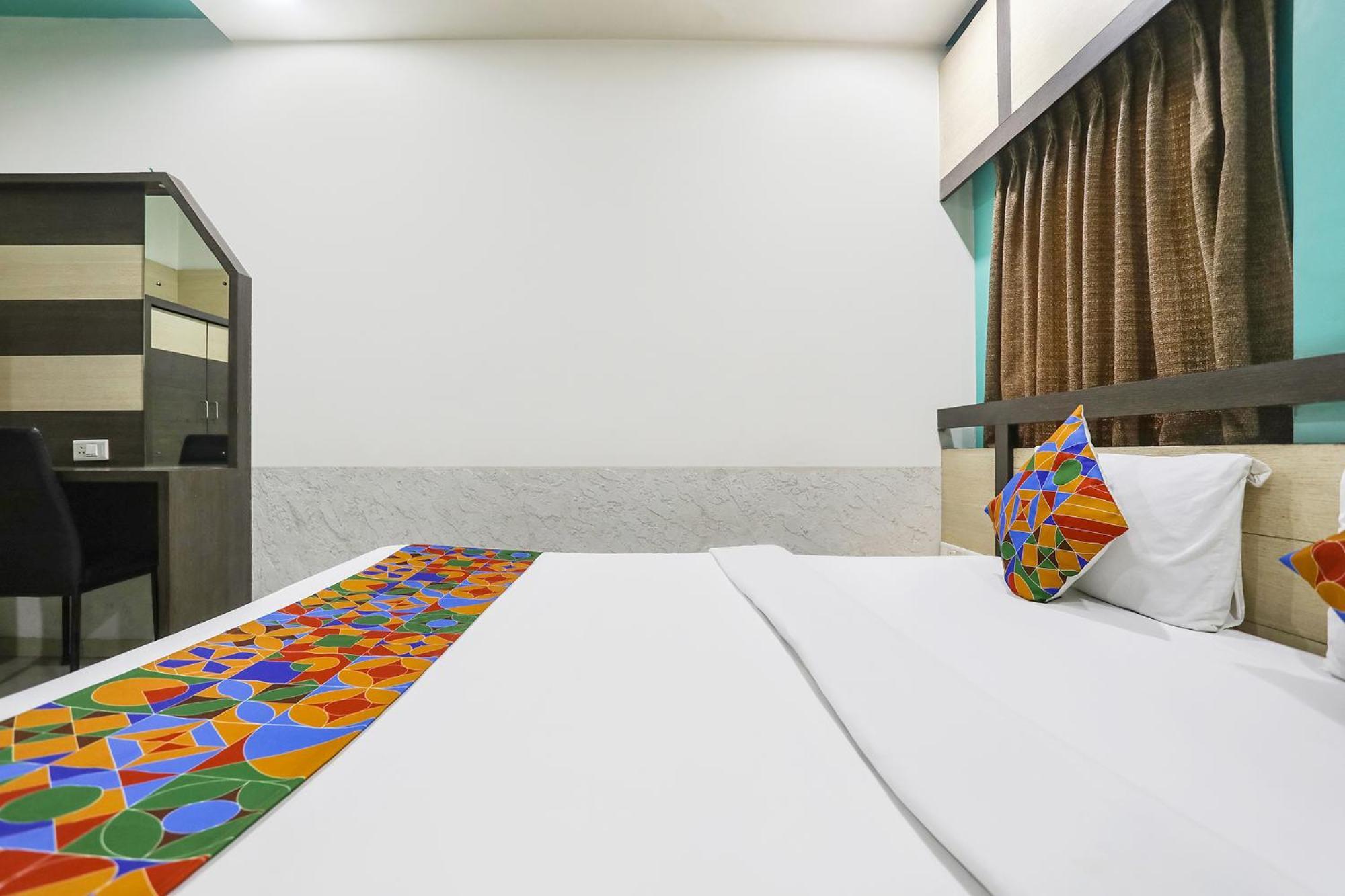 סוראט Hotel Merit מראה חיצוני תמונה