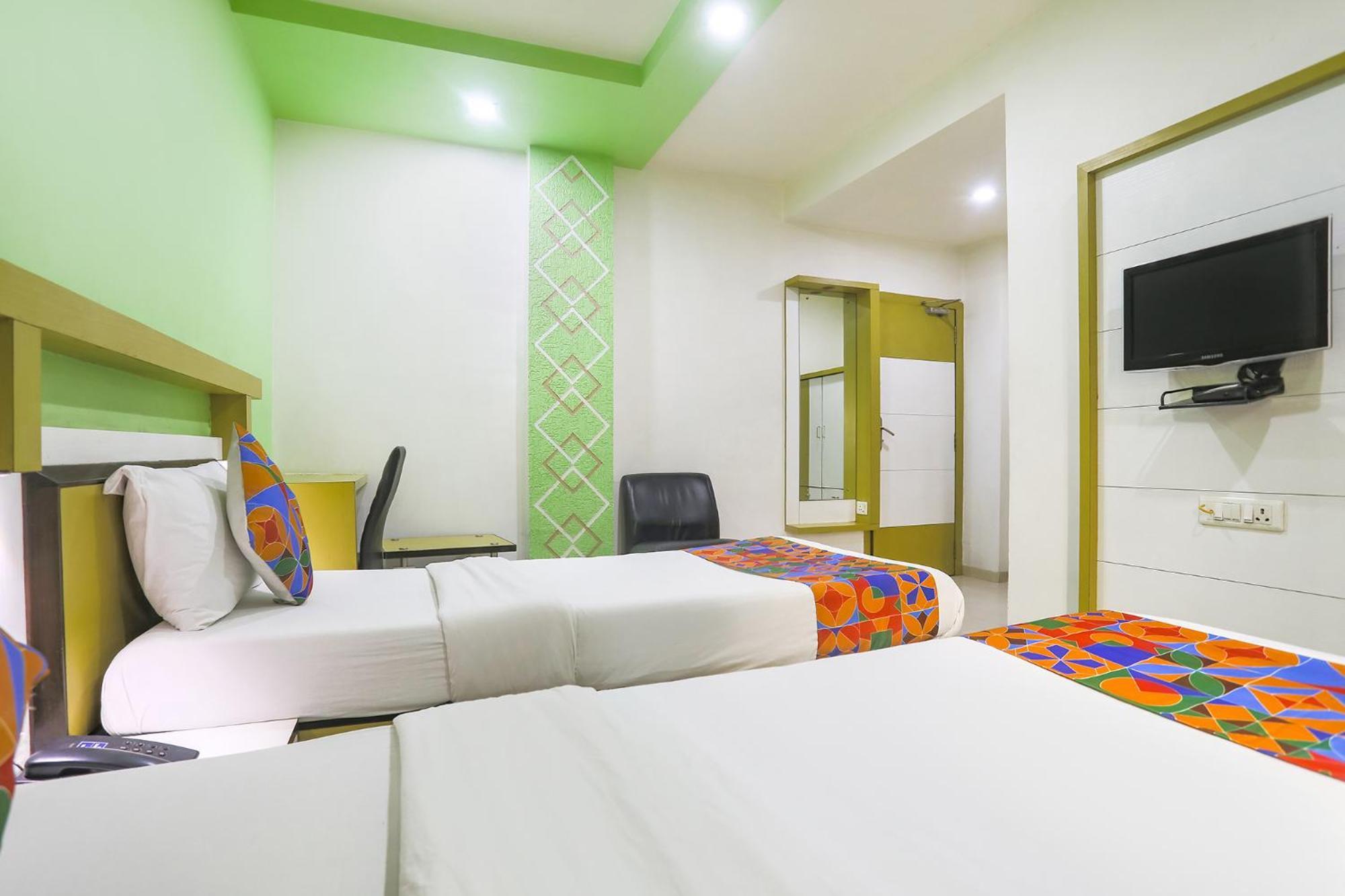 סוראט Hotel Merit מראה חיצוני תמונה