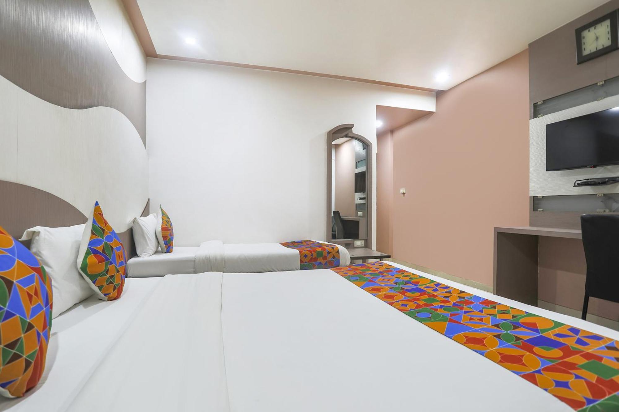 סוראט Hotel Merit מראה חיצוני תמונה
