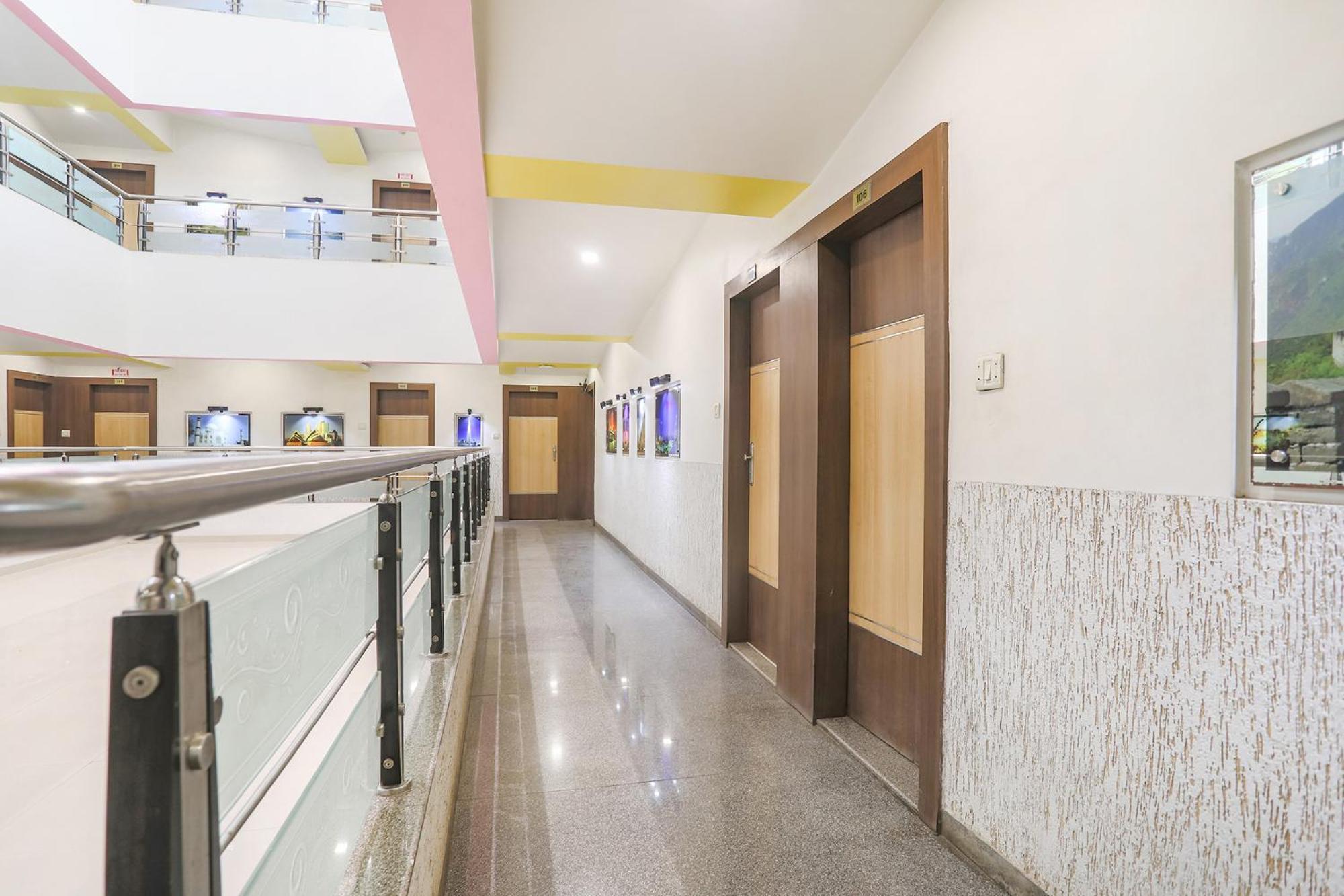 סוראט Hotel Merit מראה חיצוני תמונה