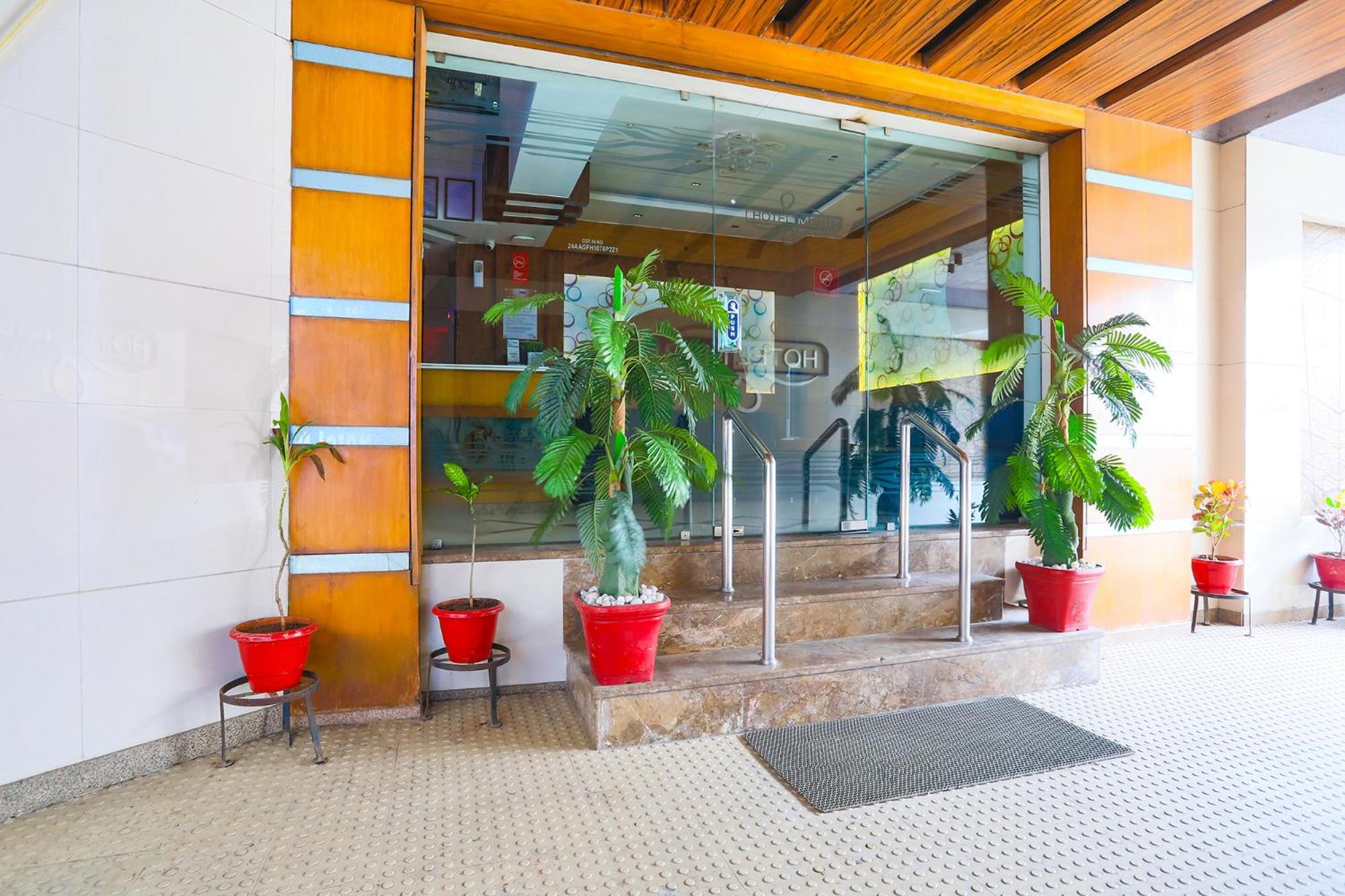 סוראט Hotel Merit מראה חיצוני תמונה
