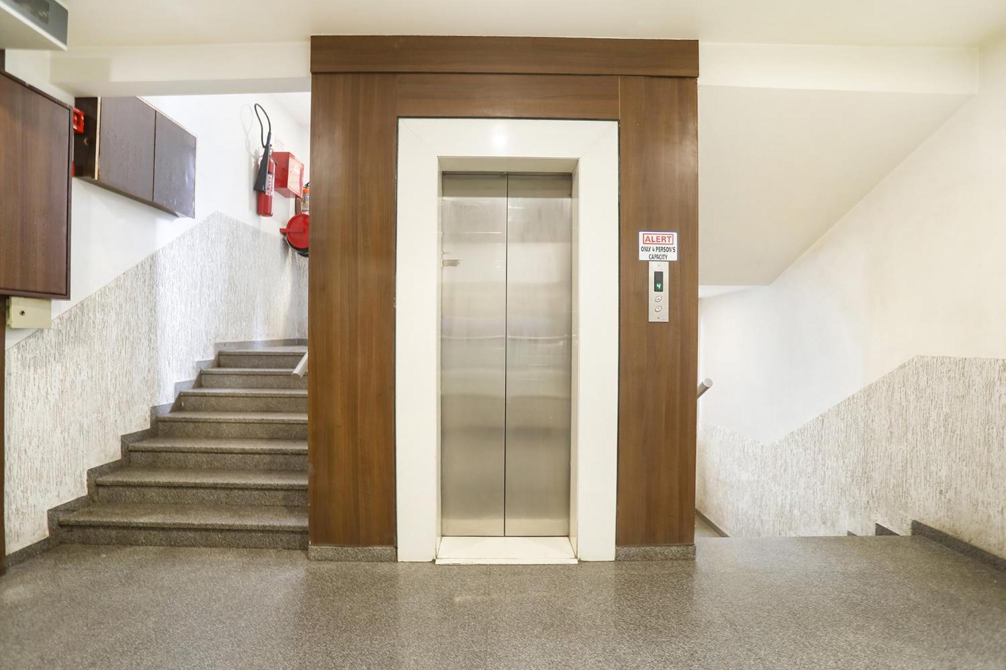 סוראט Hotel Merit מראה חיצוני תמונה