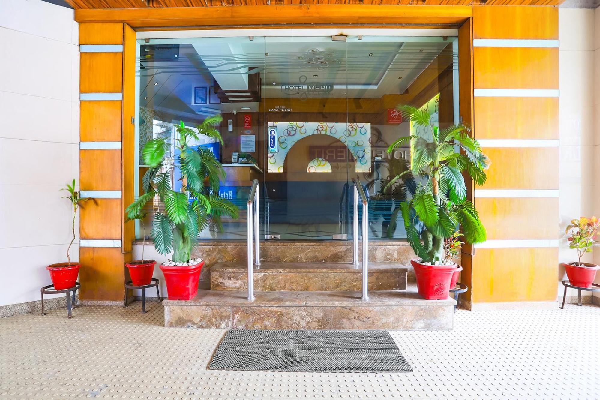 סוראט Hotel Merit מראה חיצוני תמונה