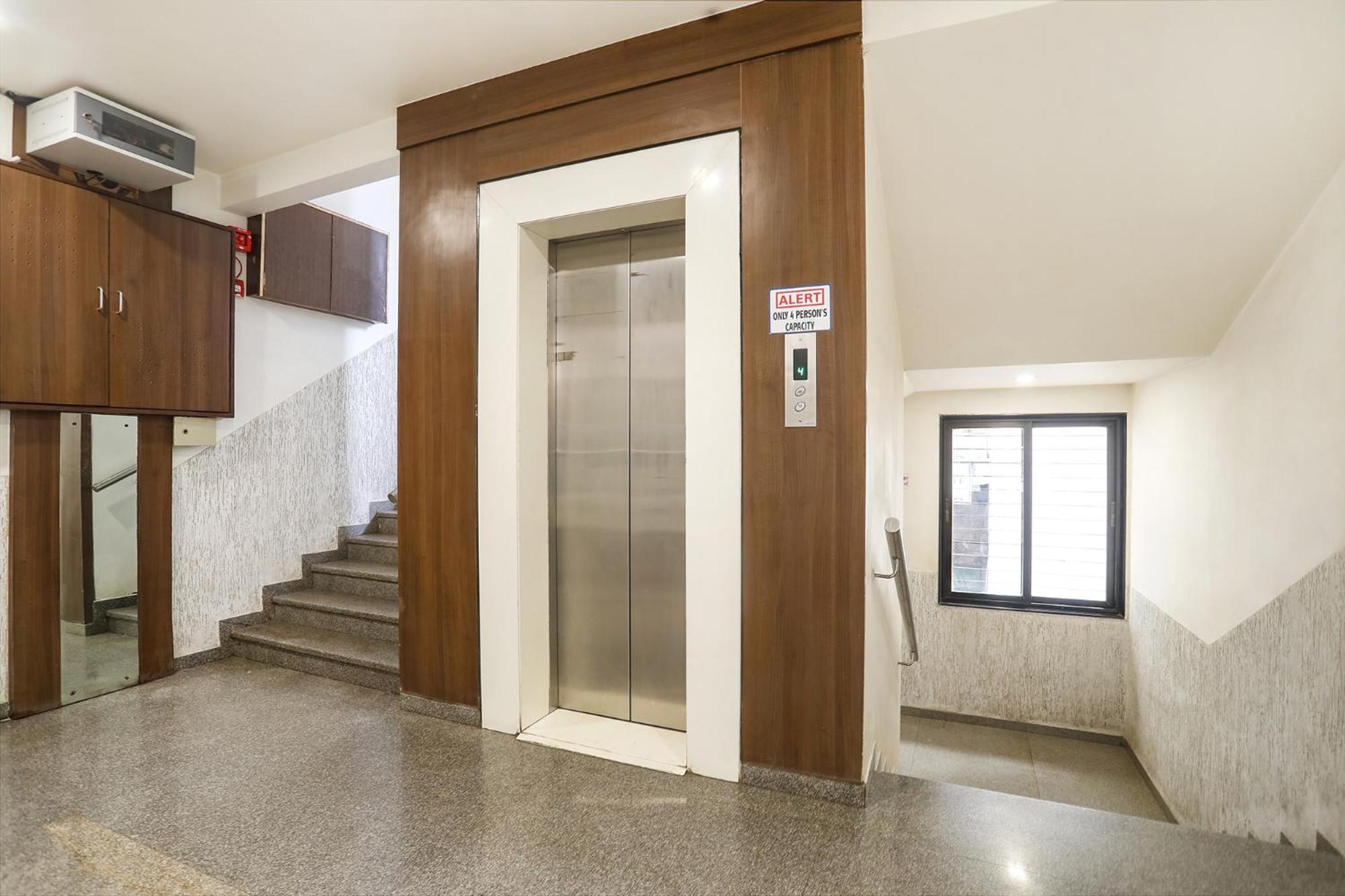 סוראט Hotel Merit מראה חיצוני תמונה