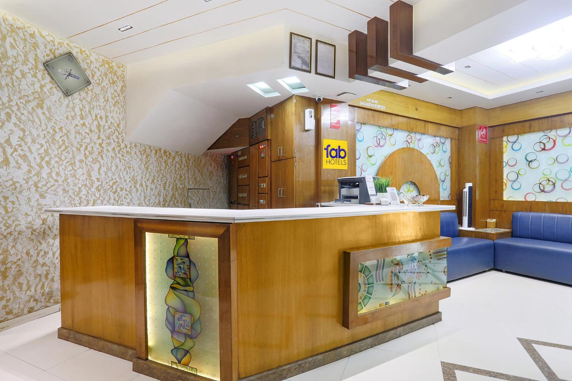 סוראט Hotel Merit מראה חיצוני תמונה